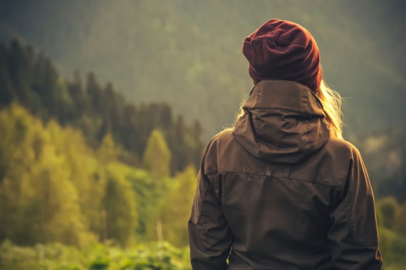 jeune-femme-debout-seule-en plein air-survie des femmes sauvages