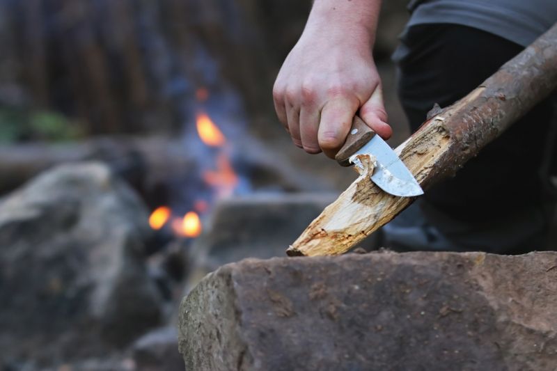 Close-hands-man-sculpture-du-bois Budget Survival Gear SS