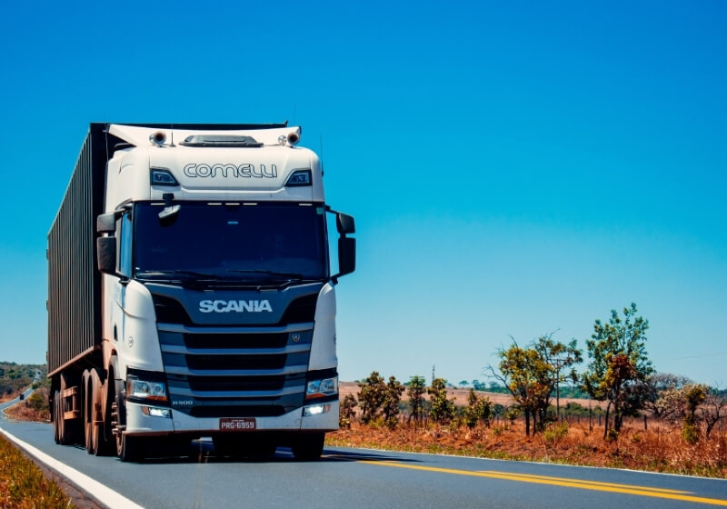 Camion blanc sur route pendant la journée