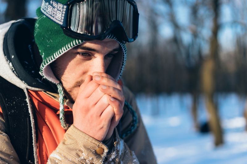 homme-réchauffant-ses-mains-hypothermie hivernale