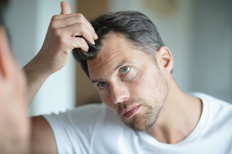 portrait-homme-inquiet-de-perte-de-cheveux