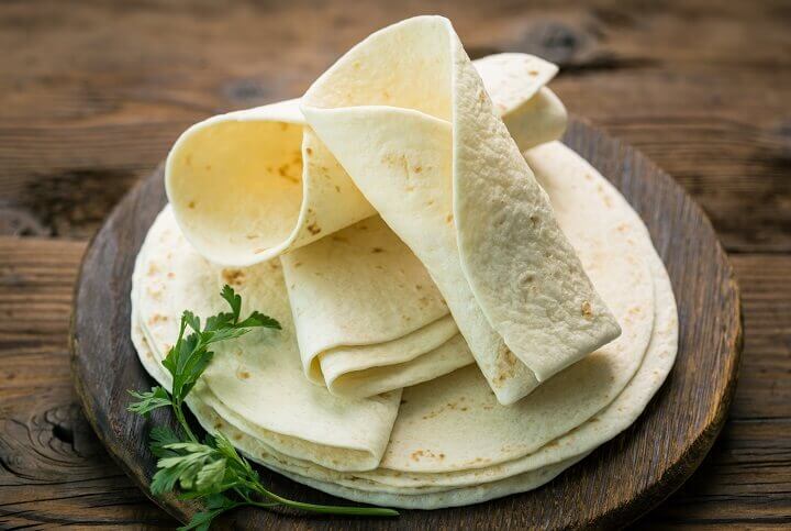 Tortillas sur plaque de bois