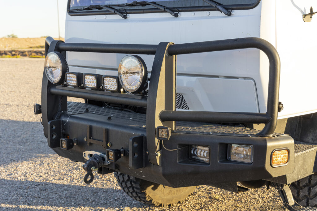 Photo du pare-chocs avant du mil spec overland LMTV.