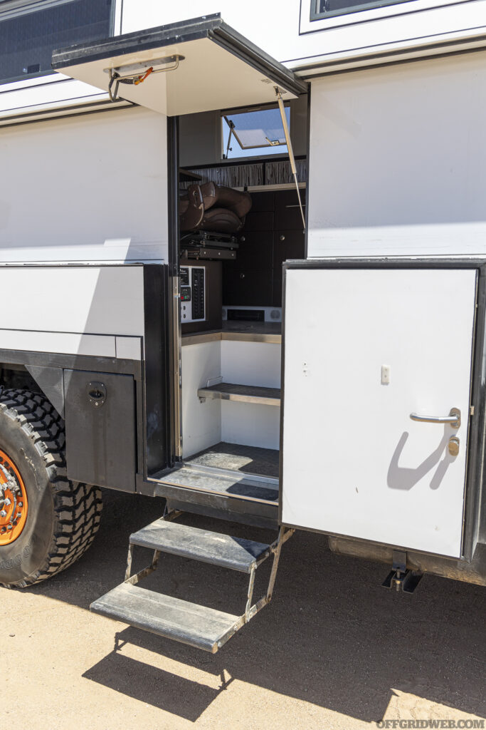 Photo des marches et de la porte latérale d'accès au LMTV mil spec overland.