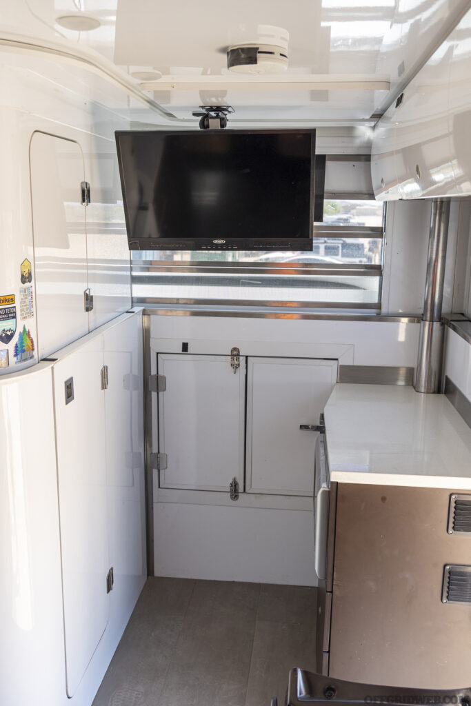 Photo de la cuisine à l'intérieur du LMTV.