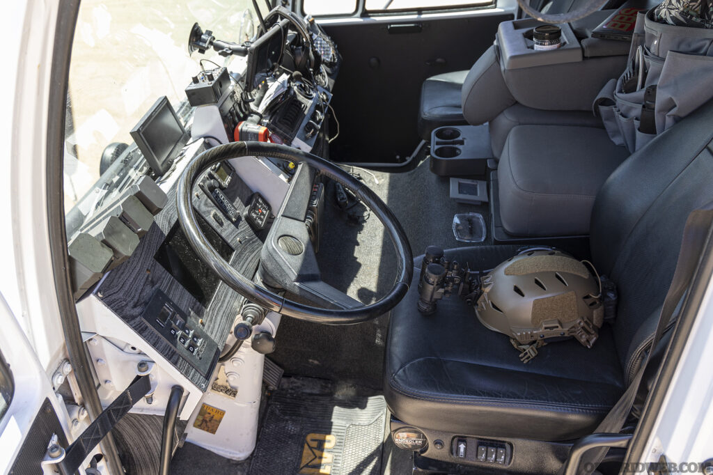 Photo de l'intérieur de la cabine du véhicule terrestre LMTV.