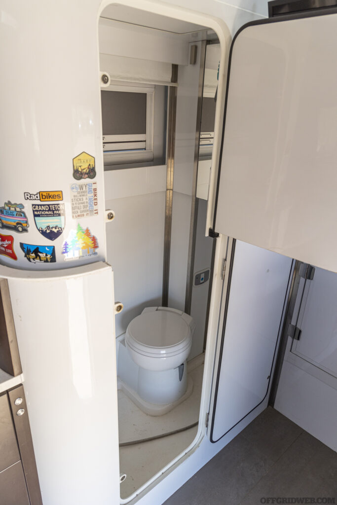 Photo des toilettes à l'intérieur du LMTV.