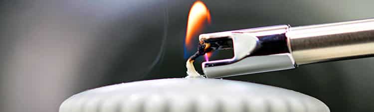 Briquet électrique utilisé pour allumer une mèche de bougie