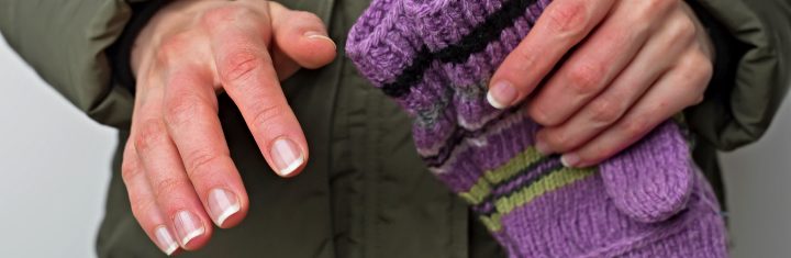 Doigts gelés sur mains froides