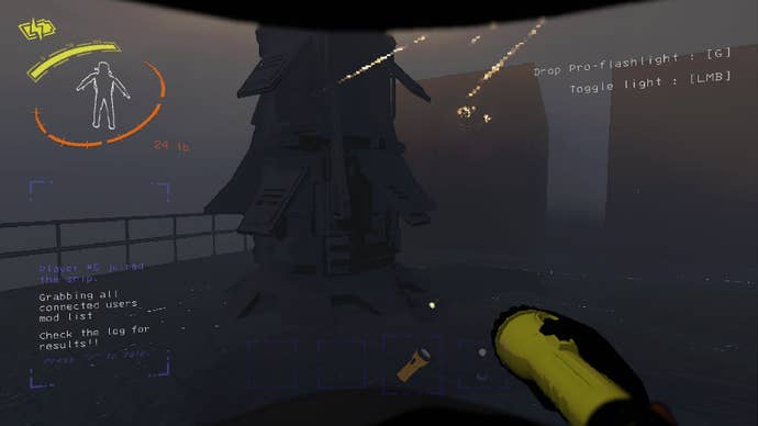 Le joueur pointe une lampe de poche pro sur le vaisseau spatial qui livre les objets dans Lethal Company