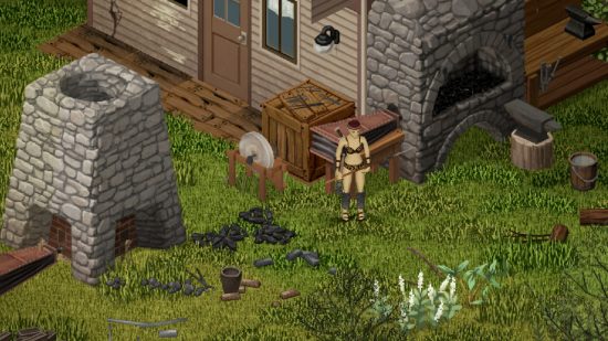 Project Zomboid build 42 crafting and blacksmithing - Un joueur se tient dans la cour arrière d'une maison, où un four, une pierre à aiguiser et un établi ont été construits.