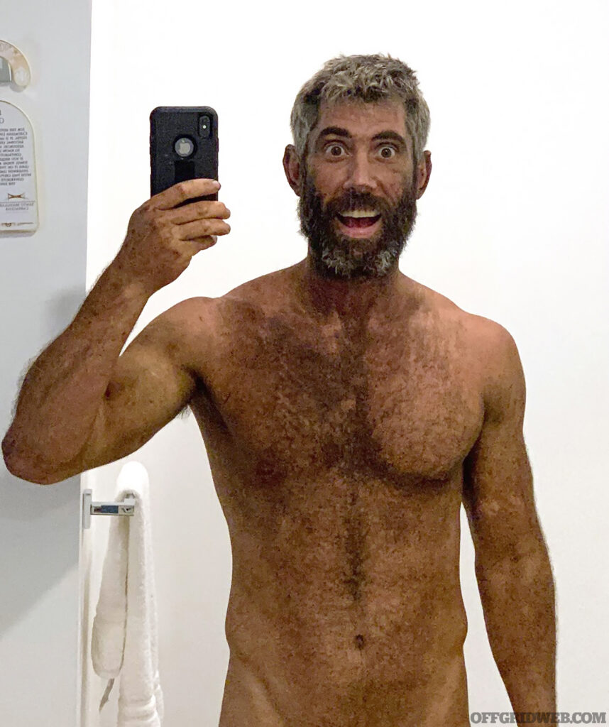 Photo de Zach Benton sans chemise.