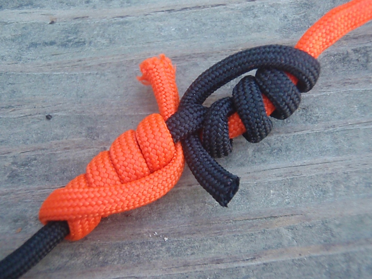 Utiliser du cordage pour faire divers nœuds.