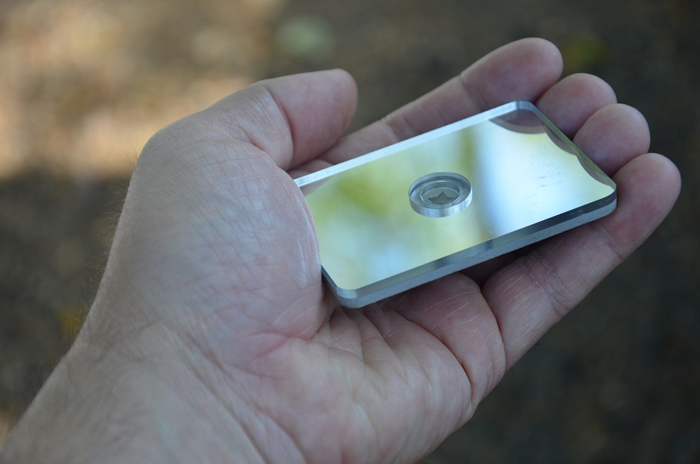 Un petit miroir est un excellent outil pour appeler à l'aide.