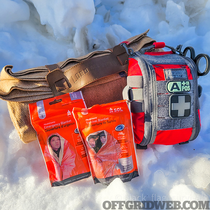 Photo de Nick Italiano, présentant sa trousse de premiers soins pour l'hypothermie dans le cadre de la rubrique 
