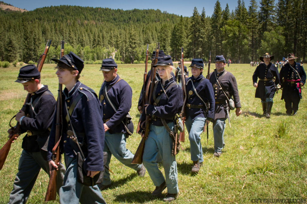 Photo de reconstituteurs de la guerre civile lors d'une marche sur route.