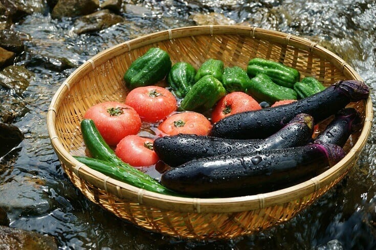 Légumes réfrigérés dans un cours d'eau frais