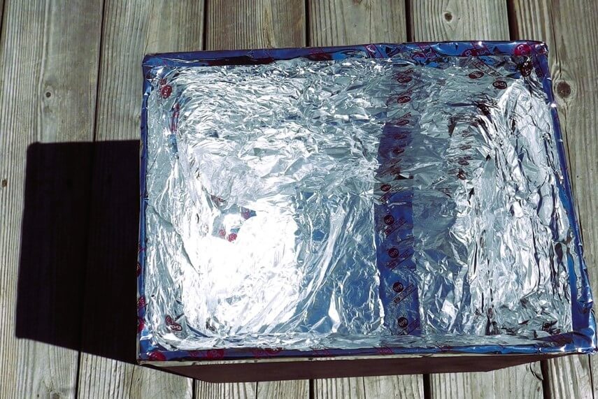 Feuille d'aluminium dans une boîte en carton