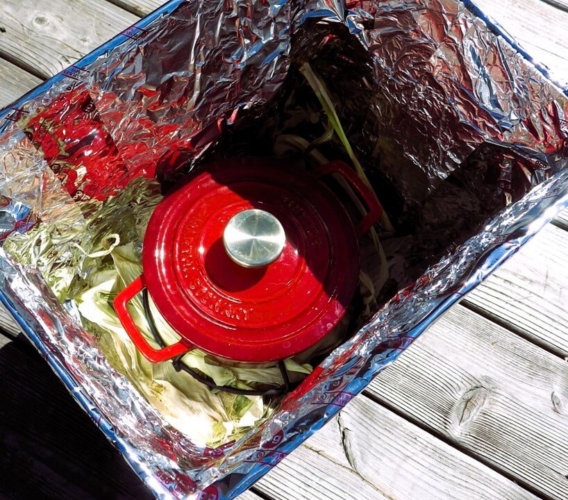 Pot sur trépied dans la boîte