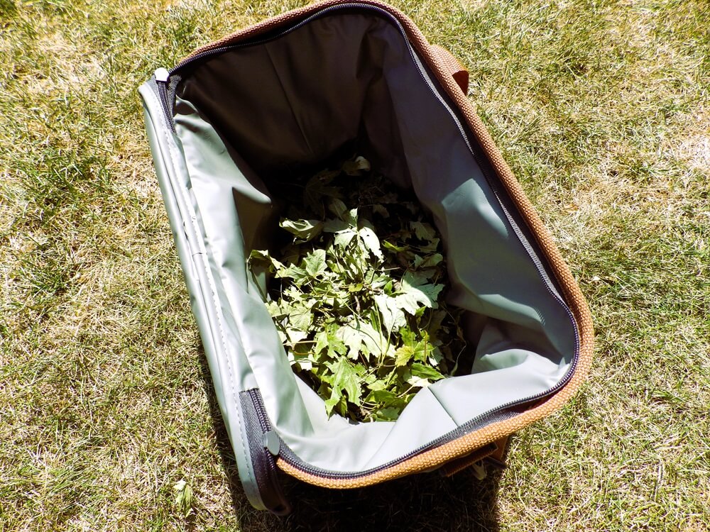 Couche de feuilles au bas de la glacière en tissu