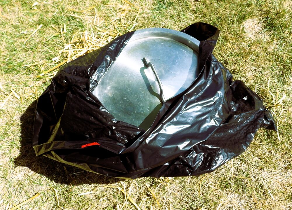 Marmite dans un sac en plastique noir
