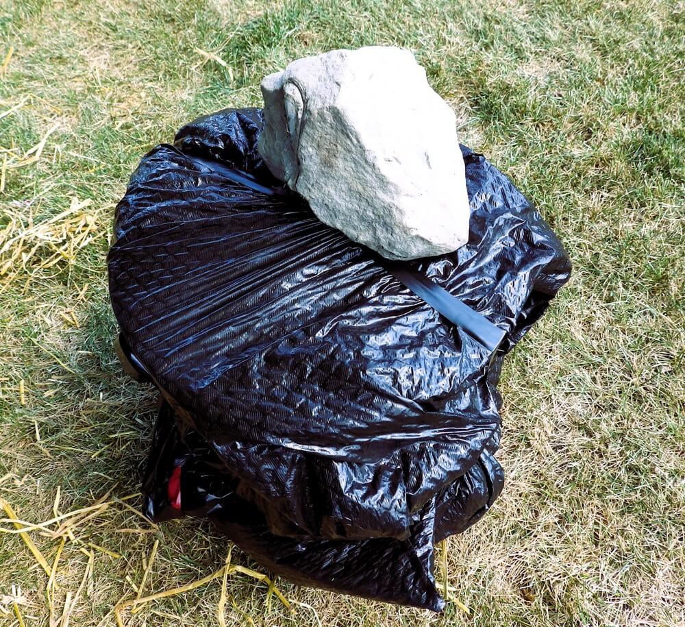 Marmite à foin enveloppée dans un sac