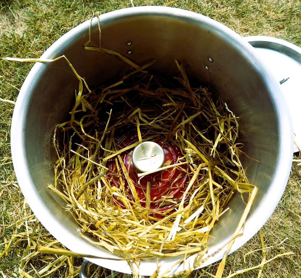 Pot chaud entouré de foin