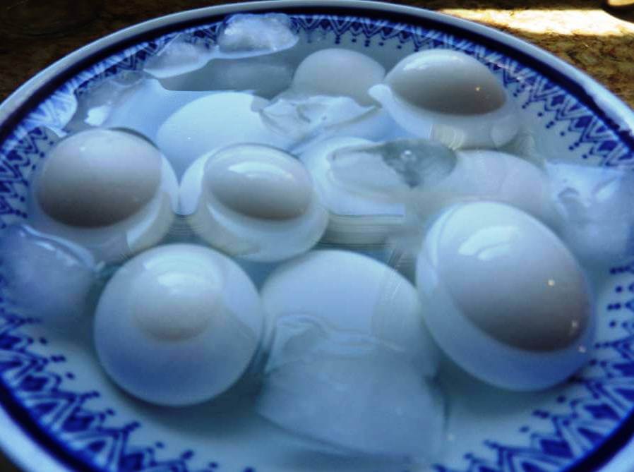 Œufs durs dans l'eau glacée