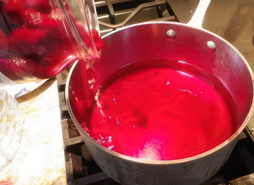 Verser le jus de betterave dans le pot