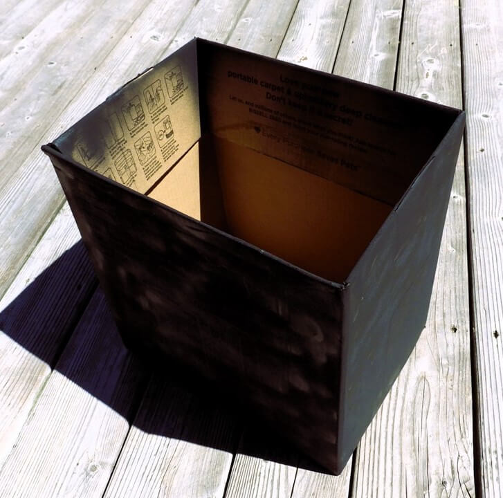 Boîte en carton peinte en noir