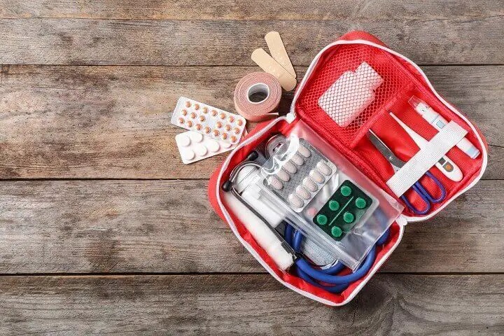 Petite trousse de secours sur table en bois