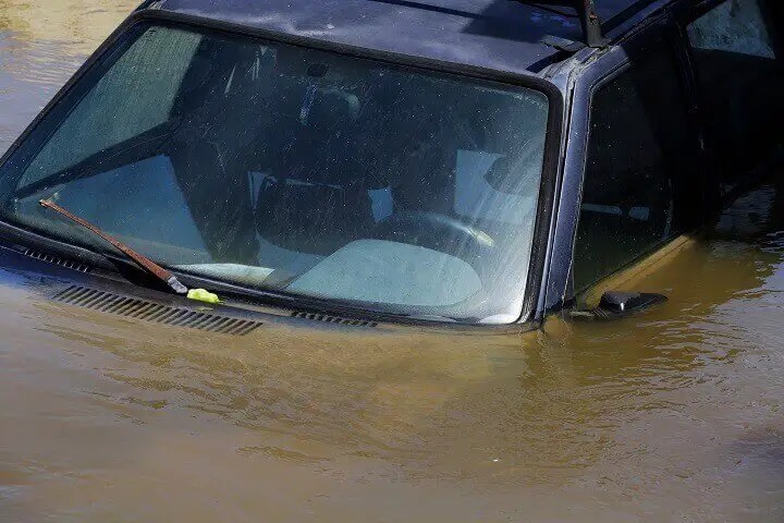 Voiture submergée lors d'une inondation