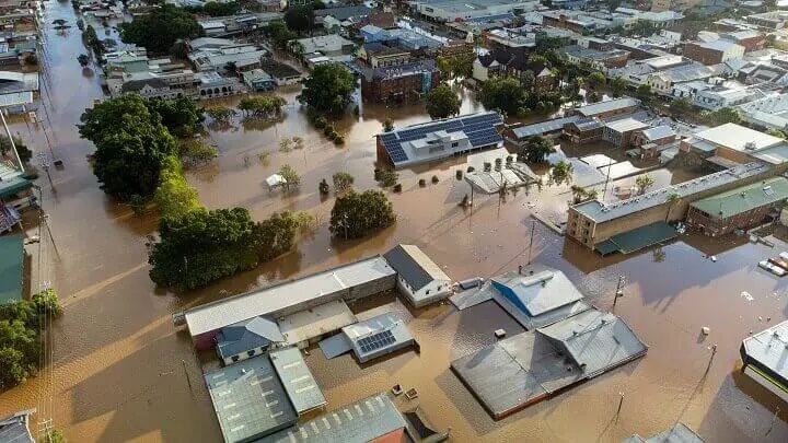 Une ville submergée par les eaux de crue