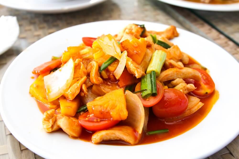 Poulet aigre-doux sur assiette