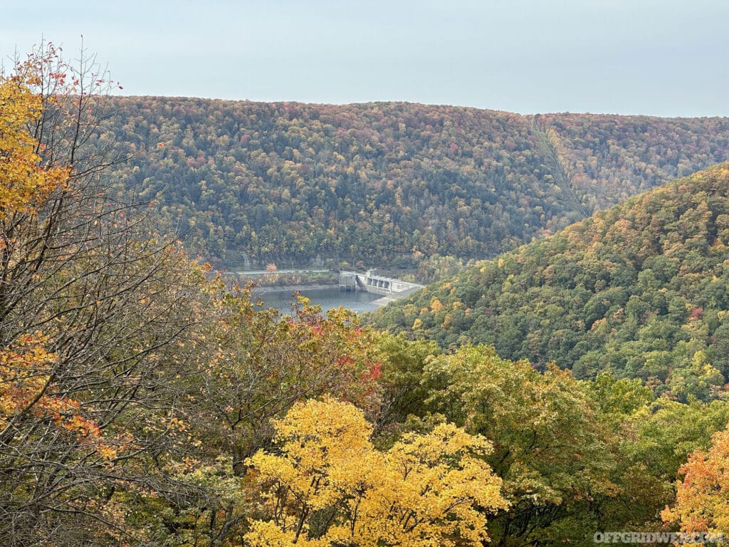 Photo d'un barrage situé dans la vallée densément boisée de la région sauvage d'Allegheny.