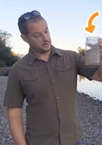 La LifeStraw expire-t-elle - en brandissant un verre d'eau trouble ?