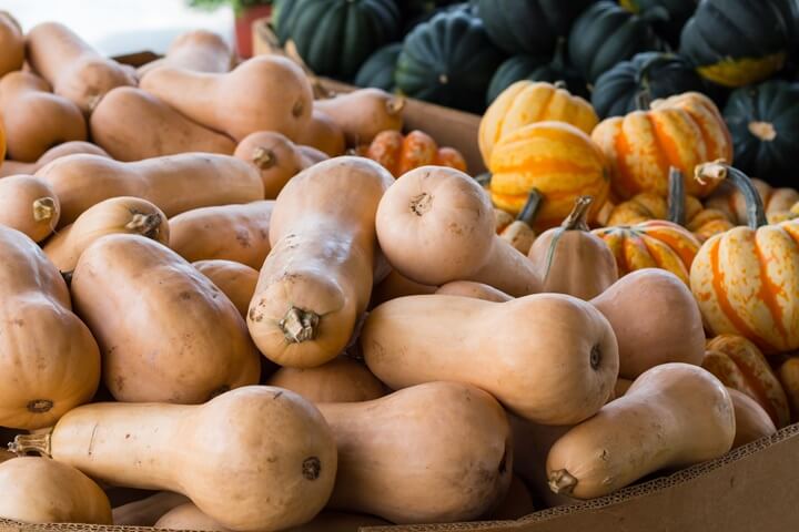 Pile de courges butternut