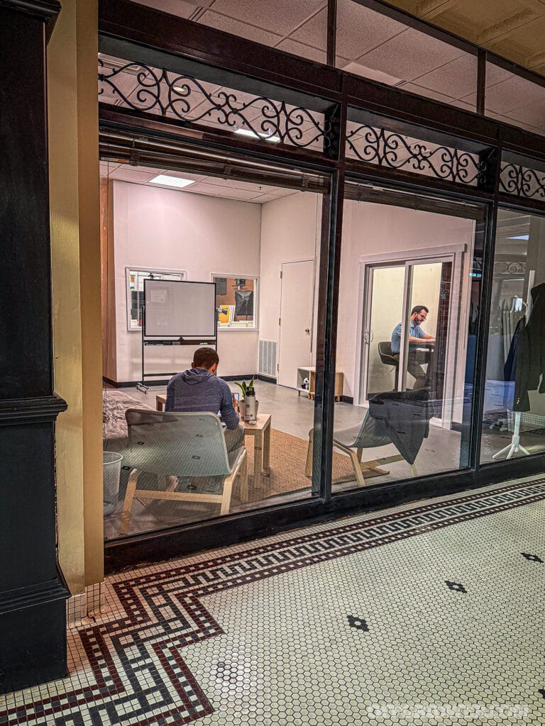 vitrine avec fenêtre en verre