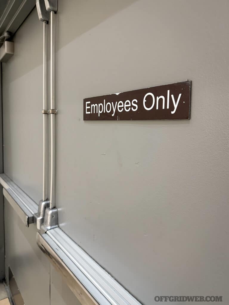 panneau réservé aux employés