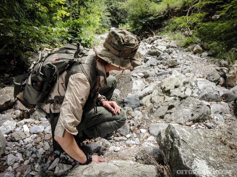 l'auteur navigue sur un terrain accidenté avec un équipement de poitrine