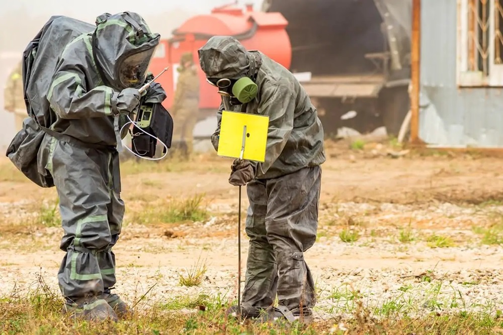 Travailleurs mesurant les radiations