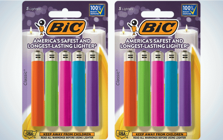   Huit briquets colorés