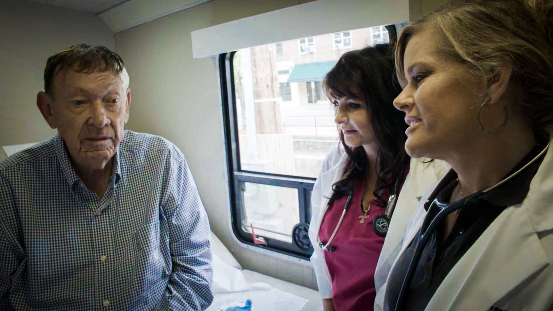 Les docteurs Teresa Tyson et Paula Hill-Collins, du Health Wagon, rencontrent un patient à l’intérieur de leur Health Wagon mobile (sud-ouest de la Virginie)