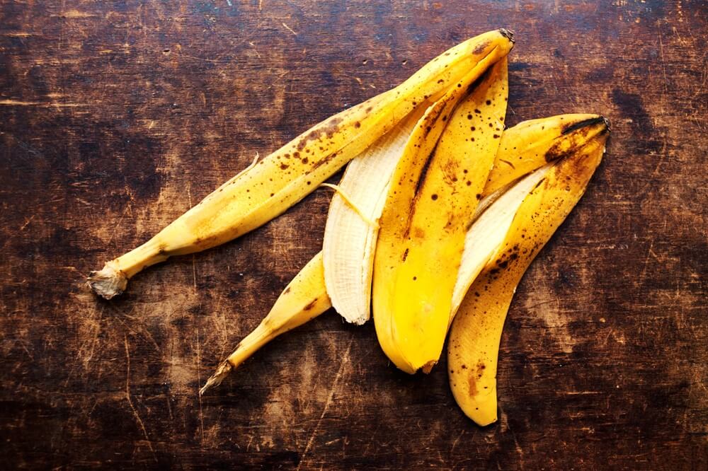 Peaux de banane sur la table
