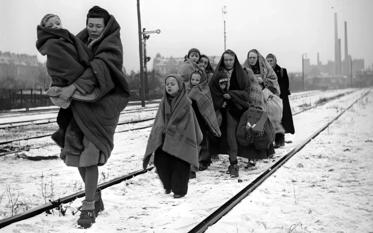 Des femmes et des enfants marchant sur des voies ferrées alors qu'ils fuyaient pendant la Seconde Guerre mondiale illustrent la capacité d'adaptation par rapport à la préparation.