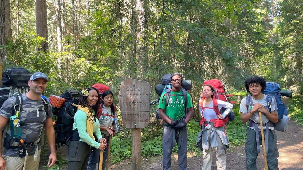 Le programme « Youth Wilderness » encourage la gestion responsable des forêts et le développement de compétences de survie en plein air (Photo : The Selway-Bitterroot Frank Church Foundation)