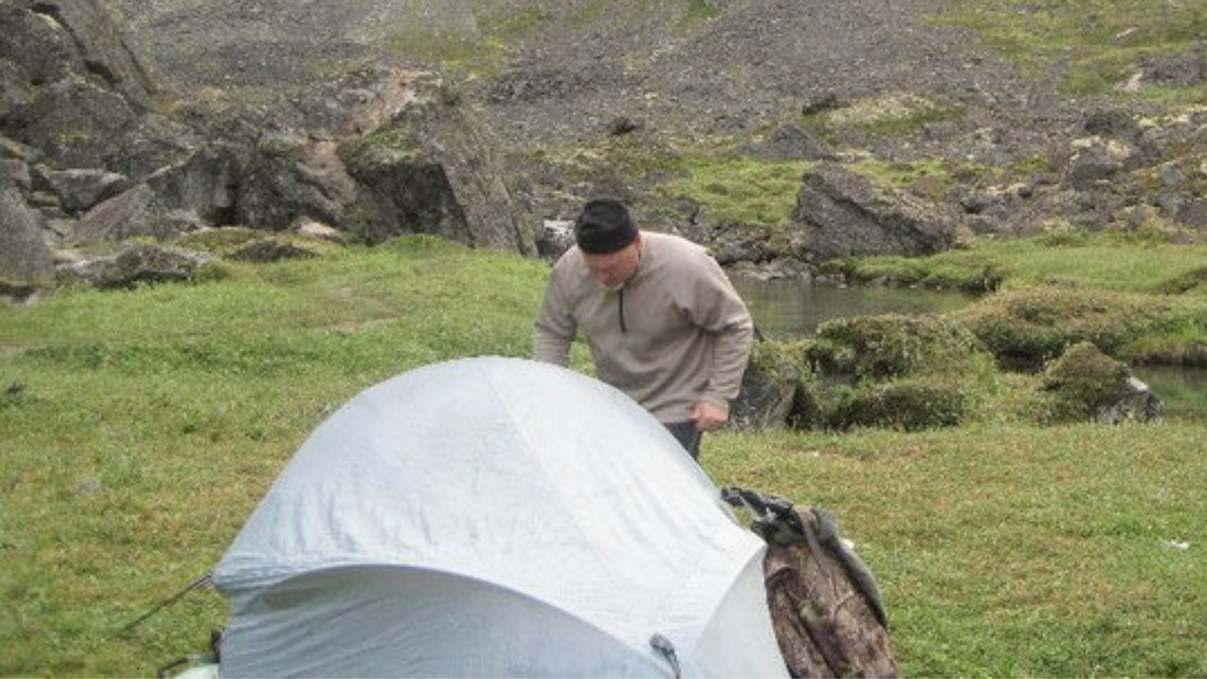 Mon père lors d’un voyage en solo avec son sac à dos en Alaska.