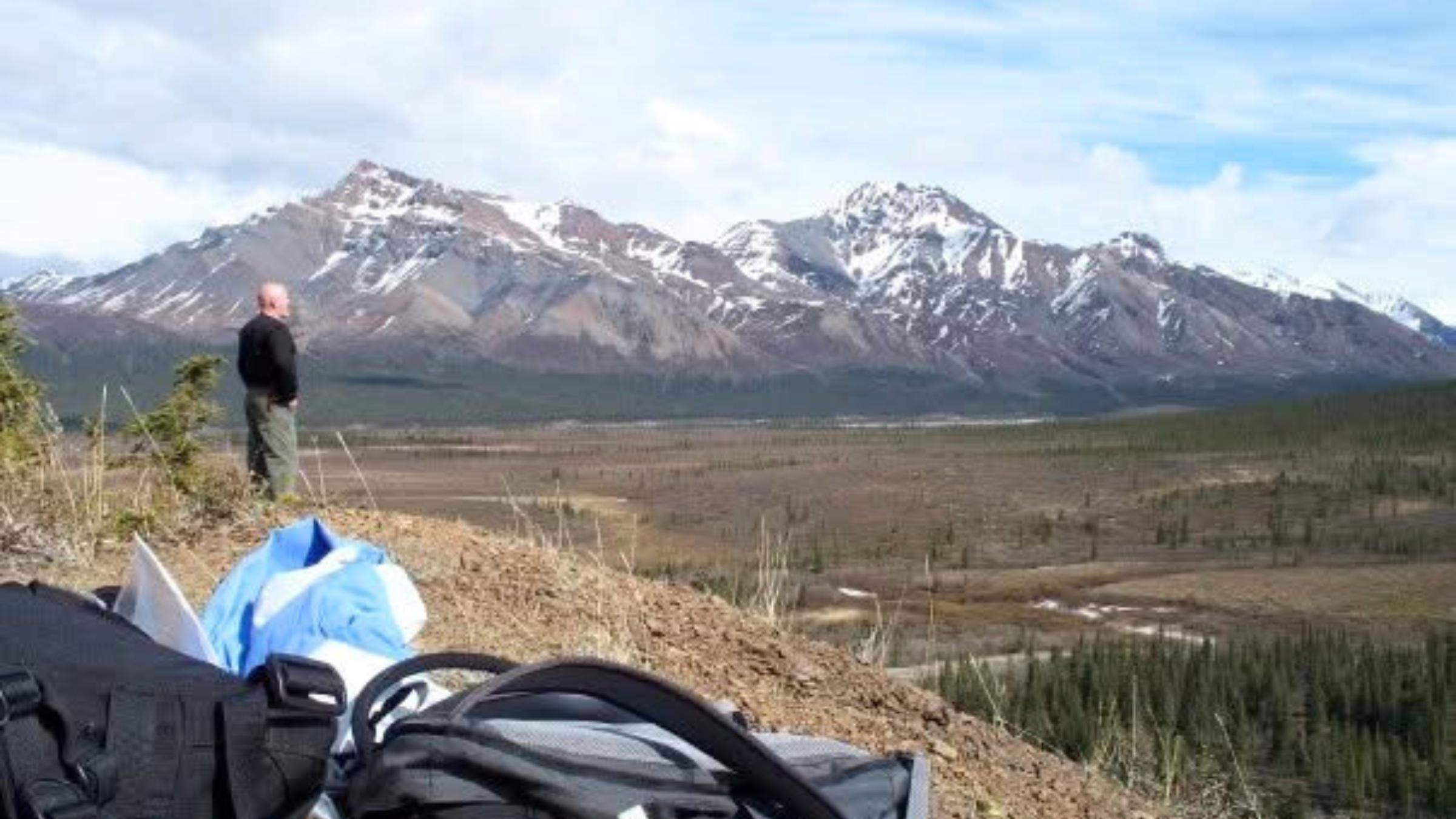 Papa lors d’un voyage en solo avec sac à dos en Alaska 