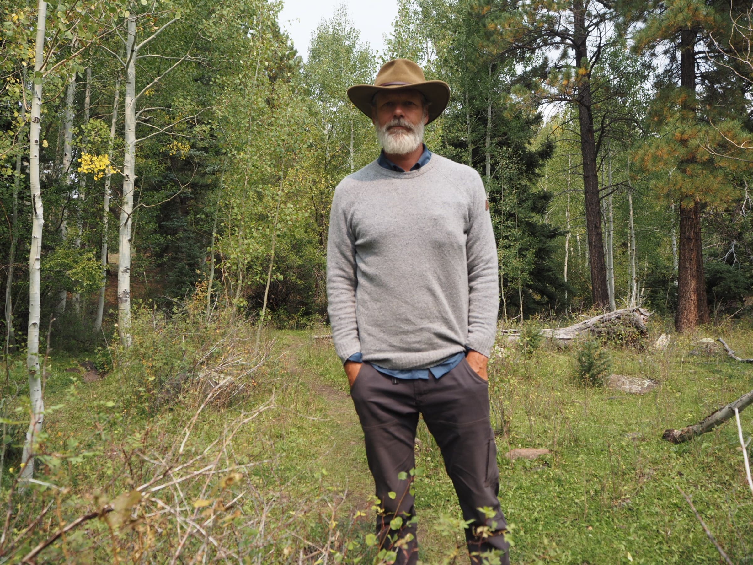 Un homme dans les bois