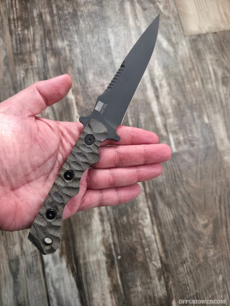 Le Gahagan Customs Warrior Edge en main